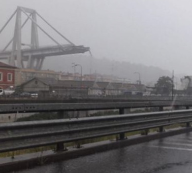 Genova: il video sul ciglio del precipizio