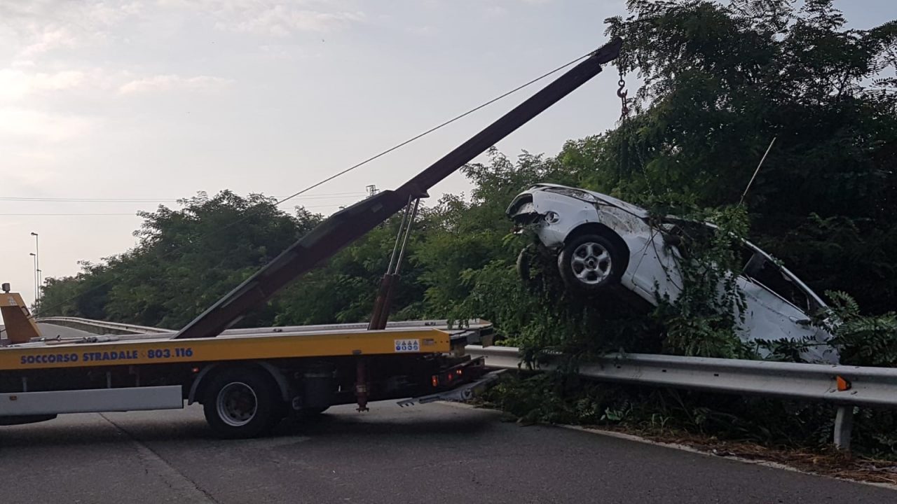Si capotta con l’auto in superstrada: ventenne ferito