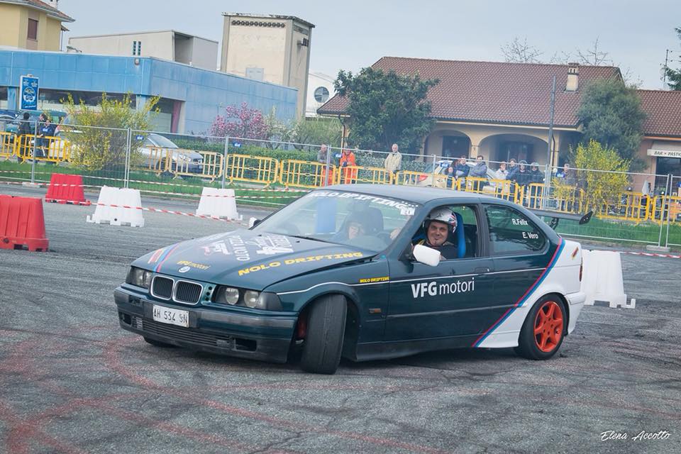 Spettacolo con le auto da drift e da rally