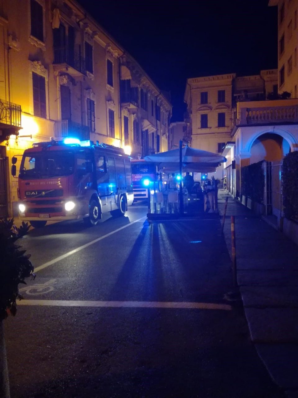 Dà l’allarme e salva il supermercato