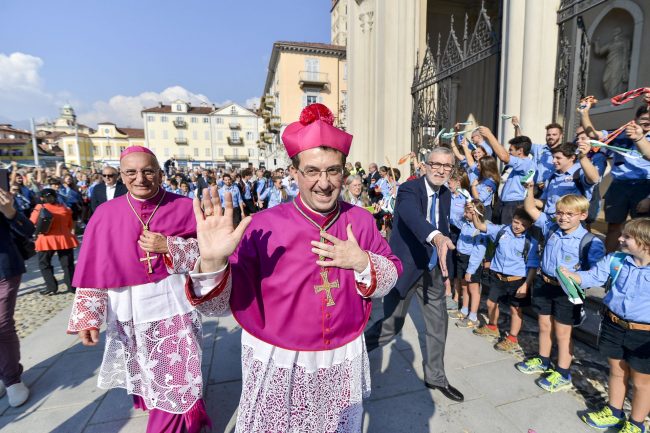 Vescovo Farinella arriva in Duomo