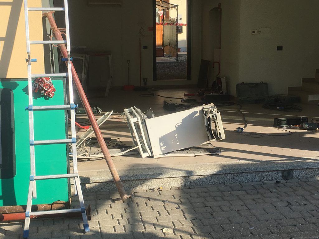 Esplode il bancomat: “Come una bomba”