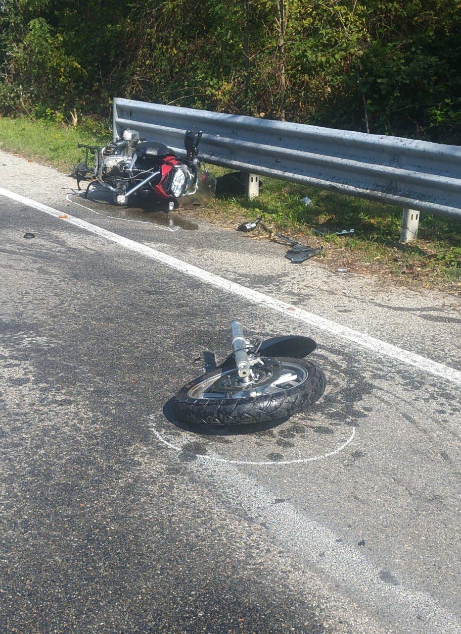 Tamponato e travolto da due auto. Morto il motociclista