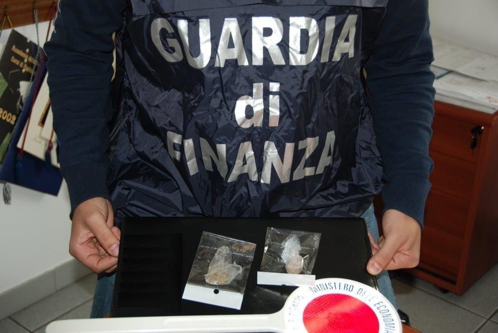 Denunciati per spaccio dopo il rifornimento