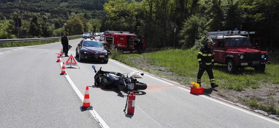 Chiazza d’olio sull’asfalto, a terra due motociclisti