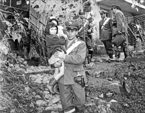Alluvione ’68: colpo di scena sulla bambina della foto col carabiniere  FOTO