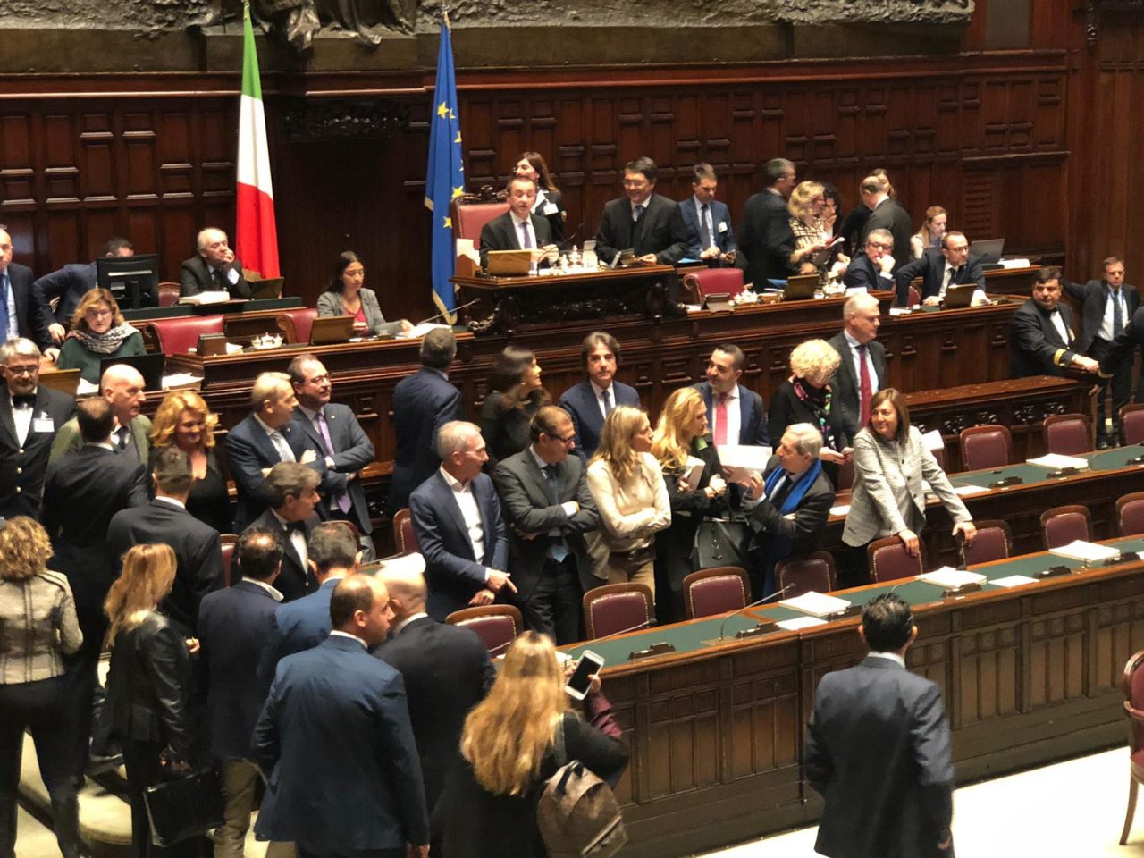 Il deputato Pella occupa i banchi del Governo