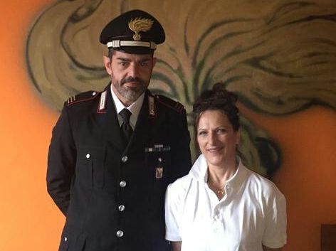La signora Dorina Cerri con il maresciallo Rodolfo Marsella della stazione di Mosso