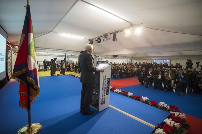 Il Presidente Mattarella sul palco in piazza a Valle Mosso (Foto Canova)
