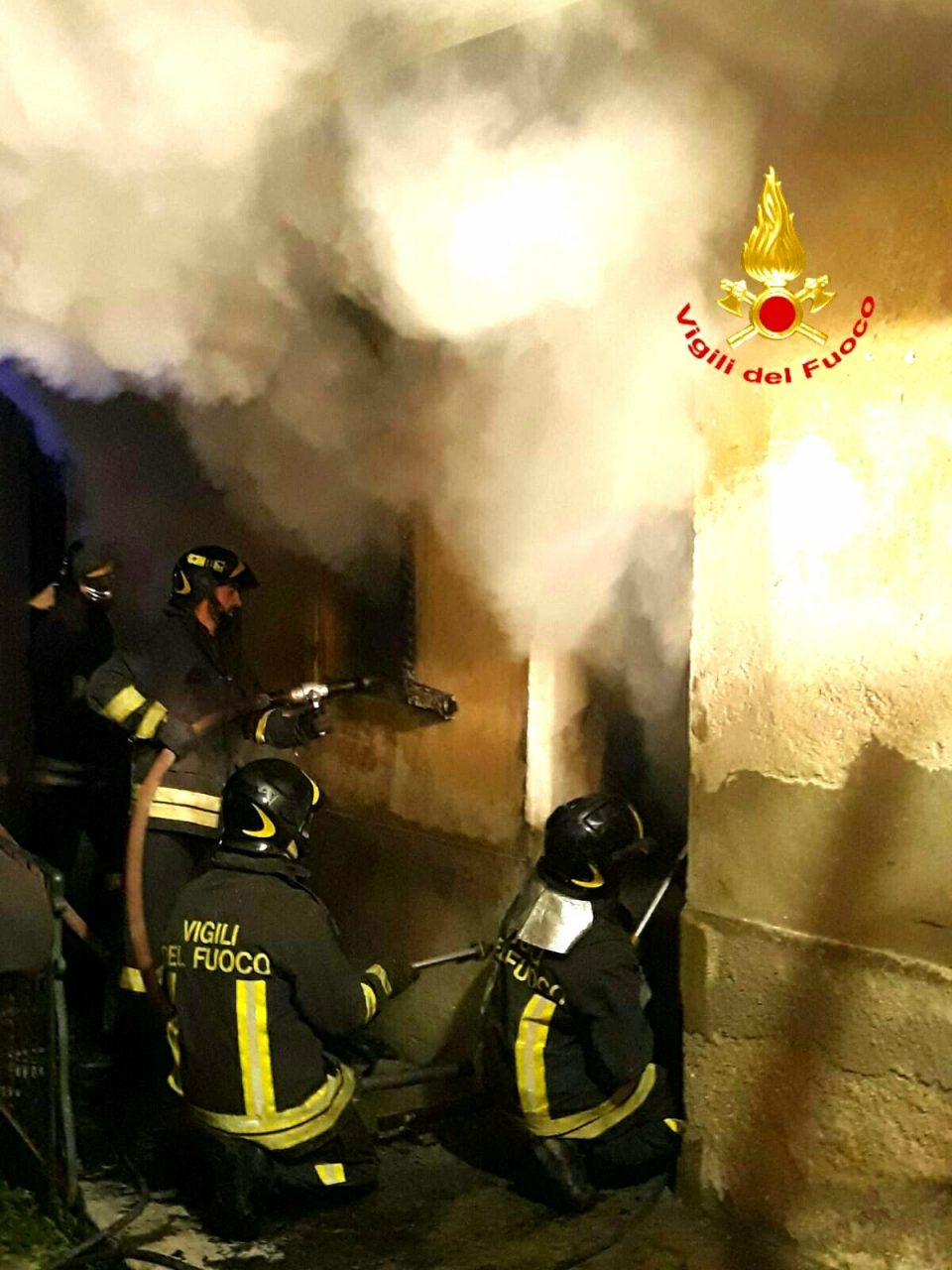 Incendio danneggia ricovero per attrezzi a Pollone