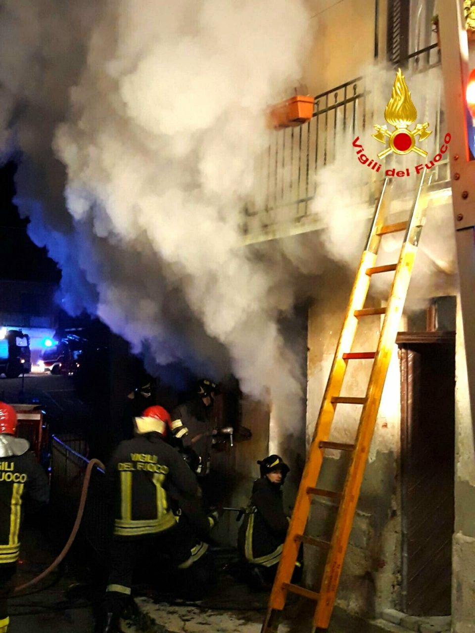 Incendio distrugge il tetto di una casa a Ponderano