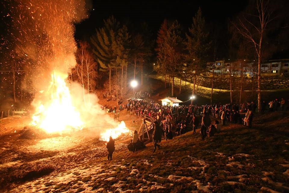 A Mosso si rinnova l’appuntamento con la fiaccolata e il Grande Falò della vigilia di Natale
