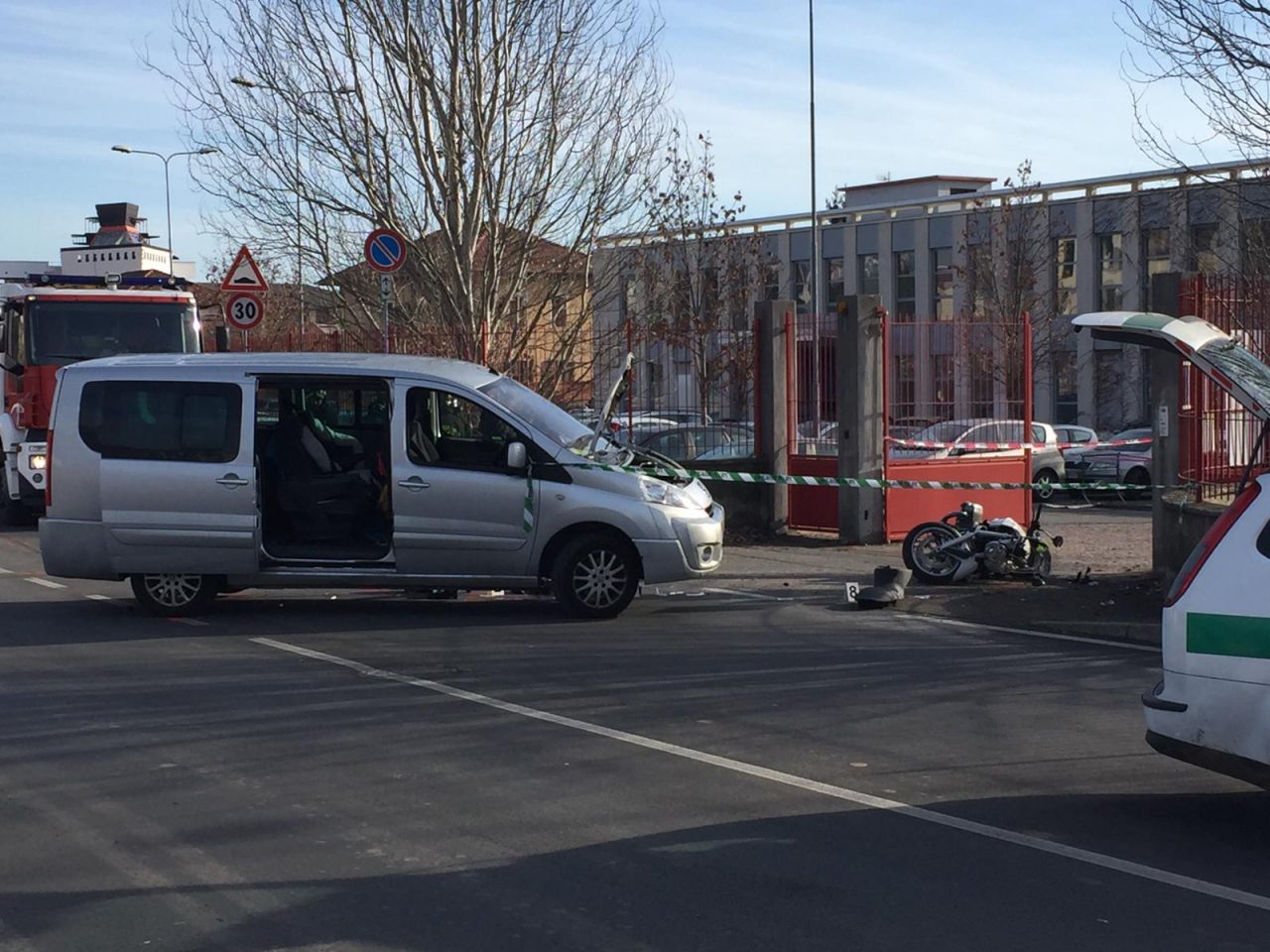 Violento scontro tra moto e furgone in via Piacenza, centauro morto FOTO