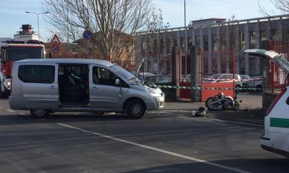 Violento scontro tra moto e furgone in via Piacenza, centauro morto FOTO