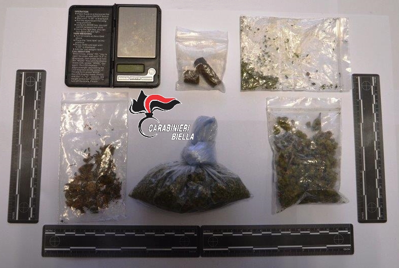 Spacciatore arrestato dai carabinieri: aveva mezz’etto di droga
