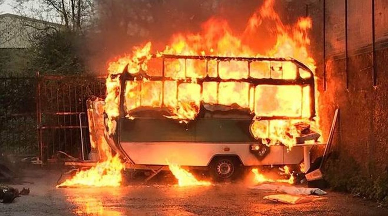 Incendio distrugge una roulotte