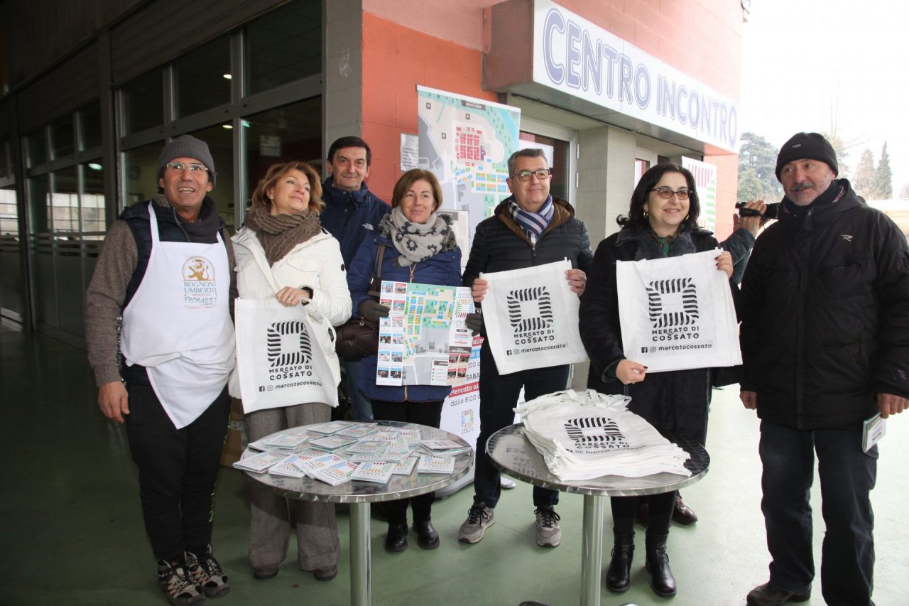 Logo, sacchetti e social, così rinasce mercato di Cossato FOTO