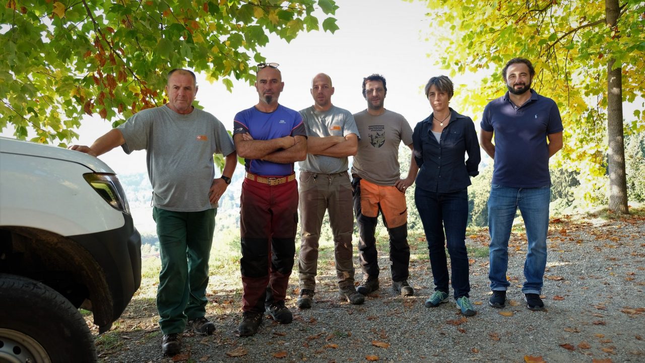 La squadra di operai forestali, con la responsabile Cinzia Piccioni e il consigliere dell'Ente parco Alessandro Ramella Pralungo