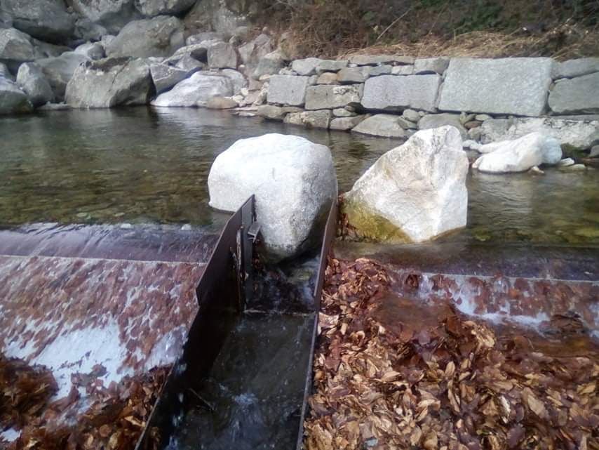 Masso blocca il deflusso, torrente senz’acqua