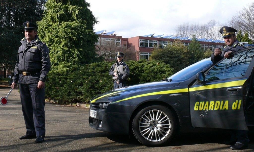 Finanzieri soccorrono uomo ferito