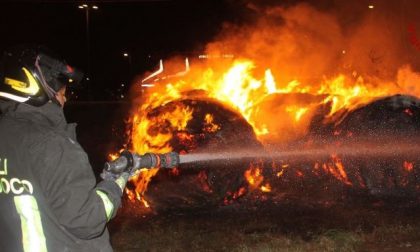 Incendio a Mongrando: a fuoco dieci rotoballe di fieno