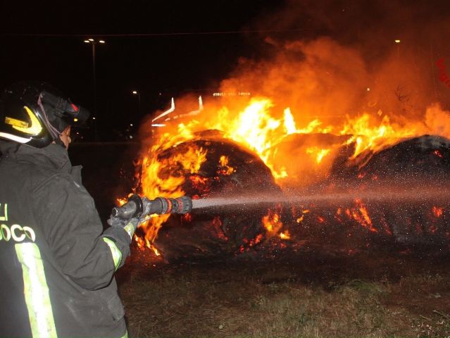 Incendio a Mongrando: a fuoco dieci rotoballe di fieno