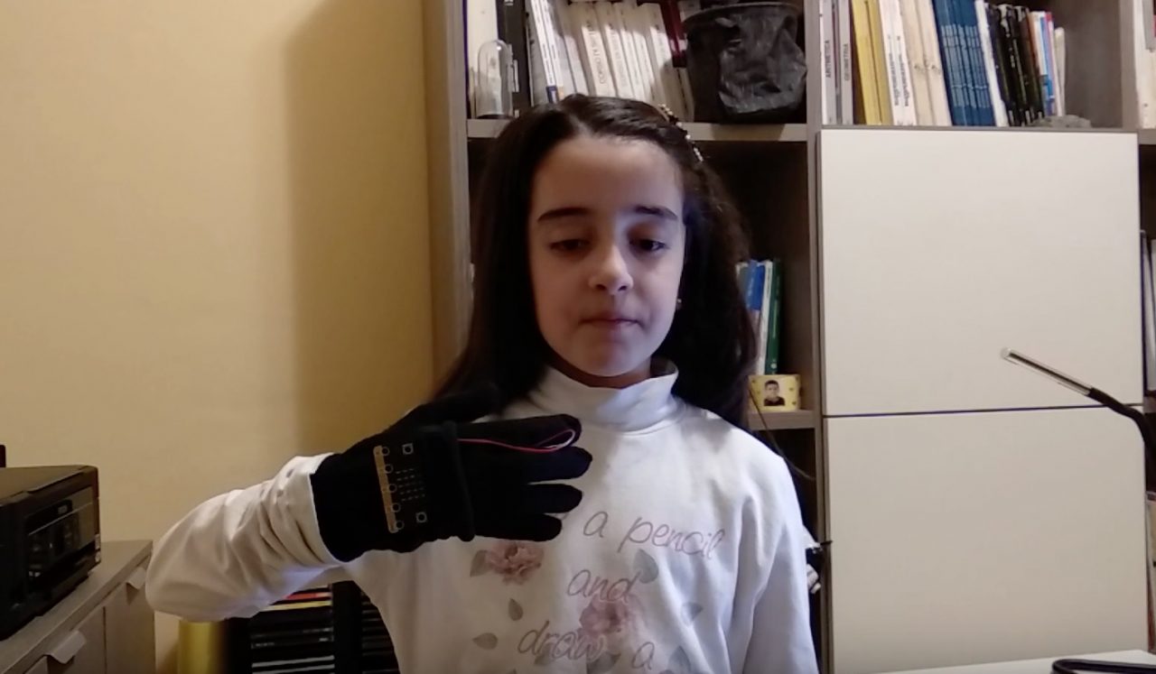 La primaria Borgonuovo di Biella lavora al Guanto Parlante
