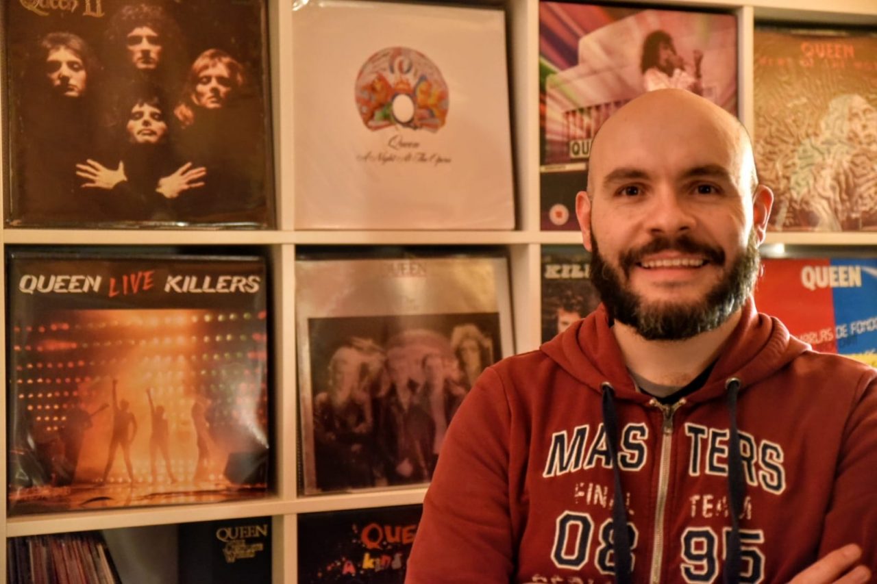 «Cerco “pezzi” dei Queen da trent’anni», la storia del collezionista Nicola Bizzo