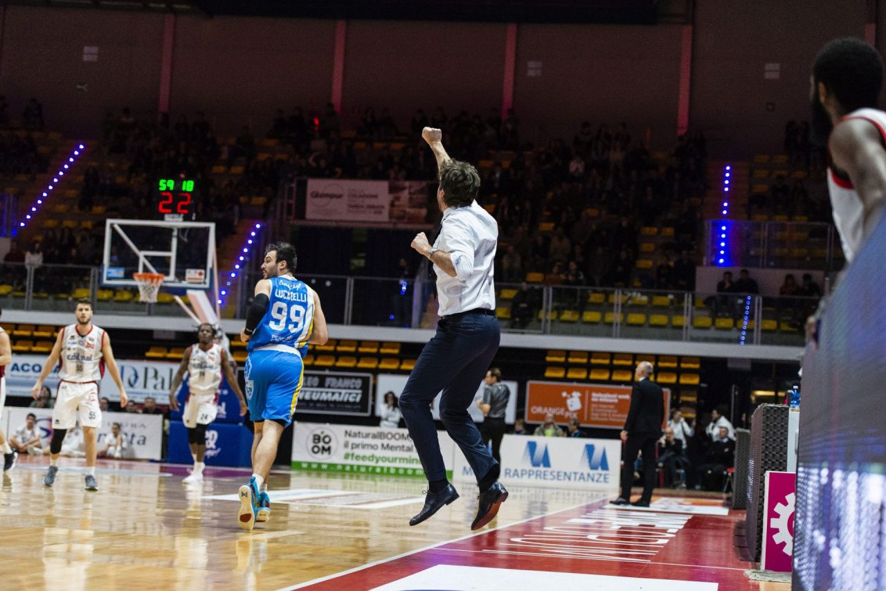 Coach Carrea esalta Sims: «Fossi tifoso comprerei la sua maglietta»