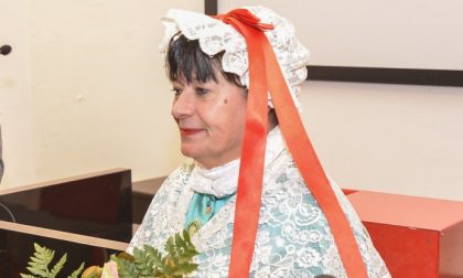 La Catlina cuce mascherine in stoffa per il borgo del Piazzo