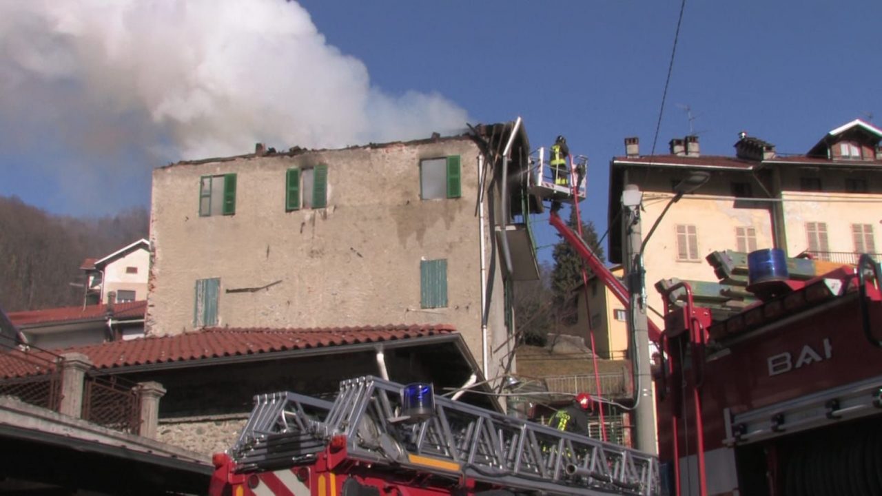 Brucia antica casa a Coggiola VIDEO