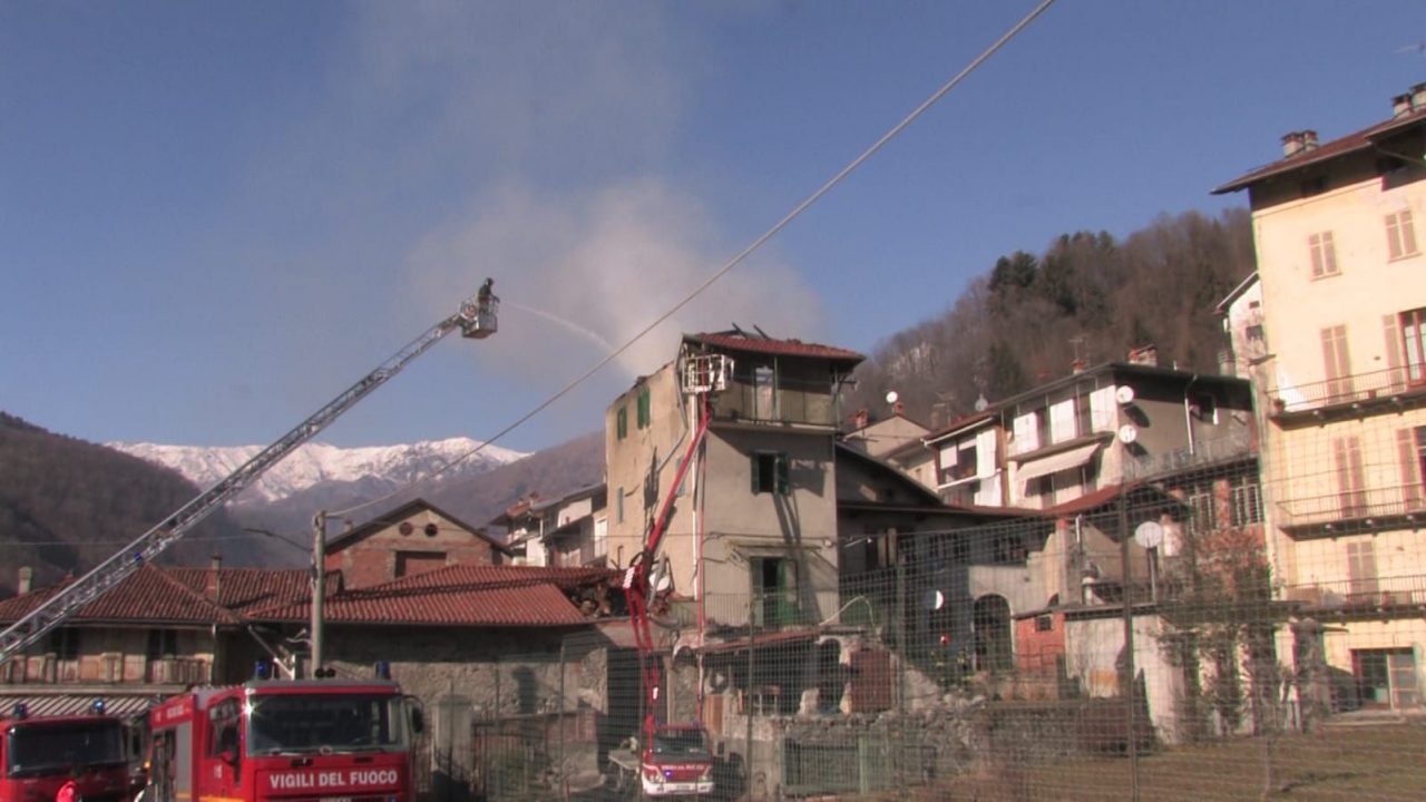 Incendio a Coggiola: crollati tetto e piani superiori