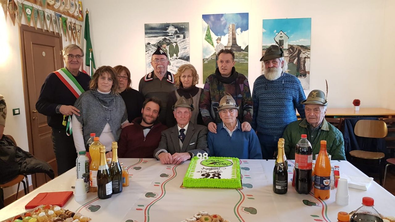 Gli Alpini di Mottalciata hanno festeggiato i 98 anni di Renato Colombo FOTO