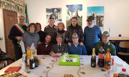 Gli Alpini di Mottalciata hanno festeggiato i 98 anni di Renato Colombo FOTO