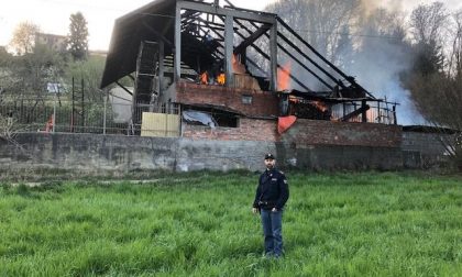 Prima lo scoppio poi l'incendio: fiamme in un deposito