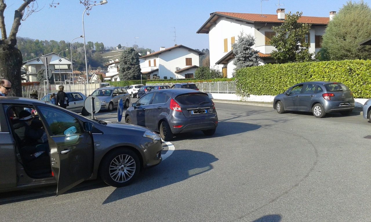 Caos scuole a Vigliano, quando la via privata diventa…pubblica
