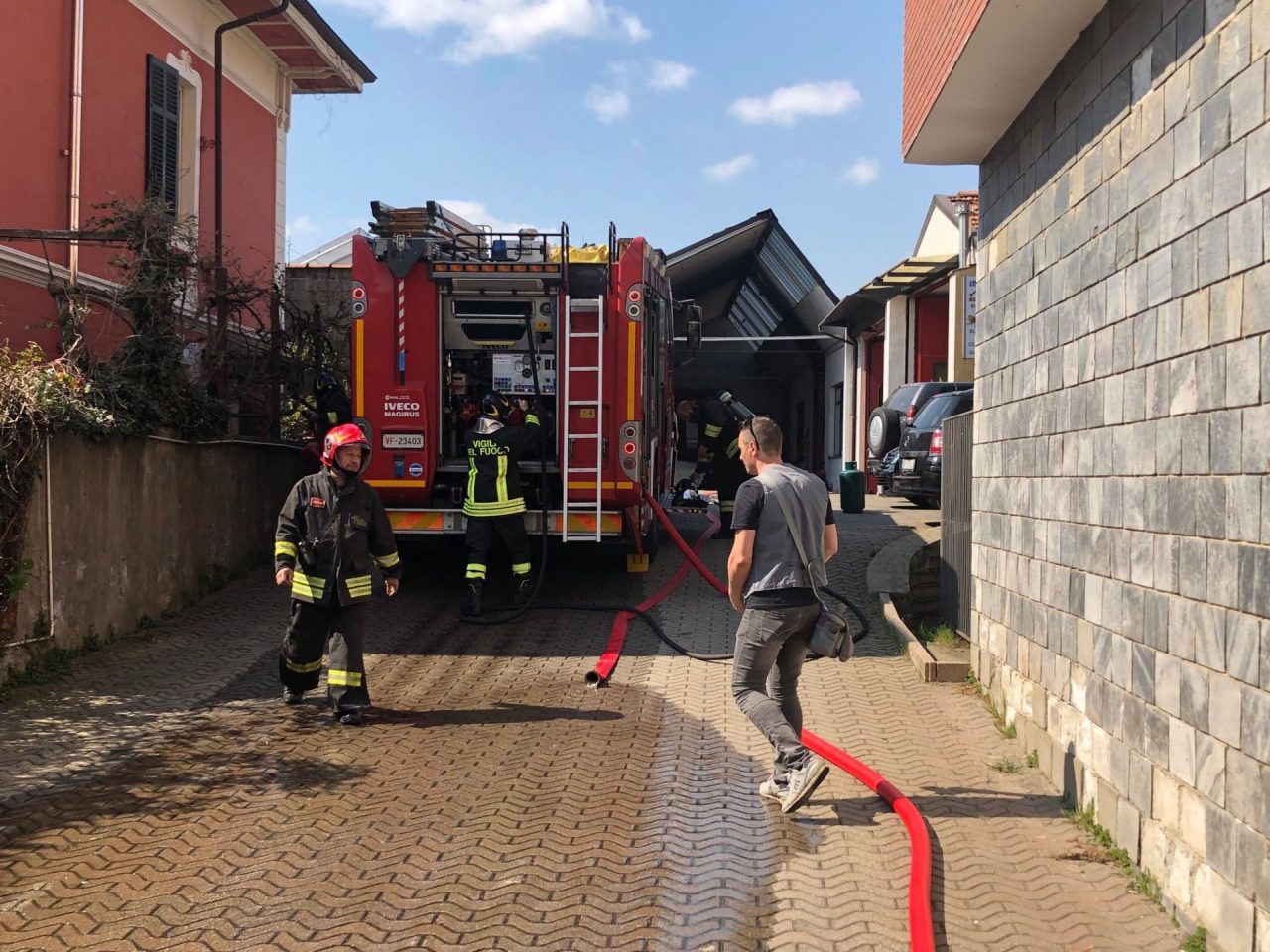 Fiamme in un’autorimessa, paura per bombole di gpl e di acetilene