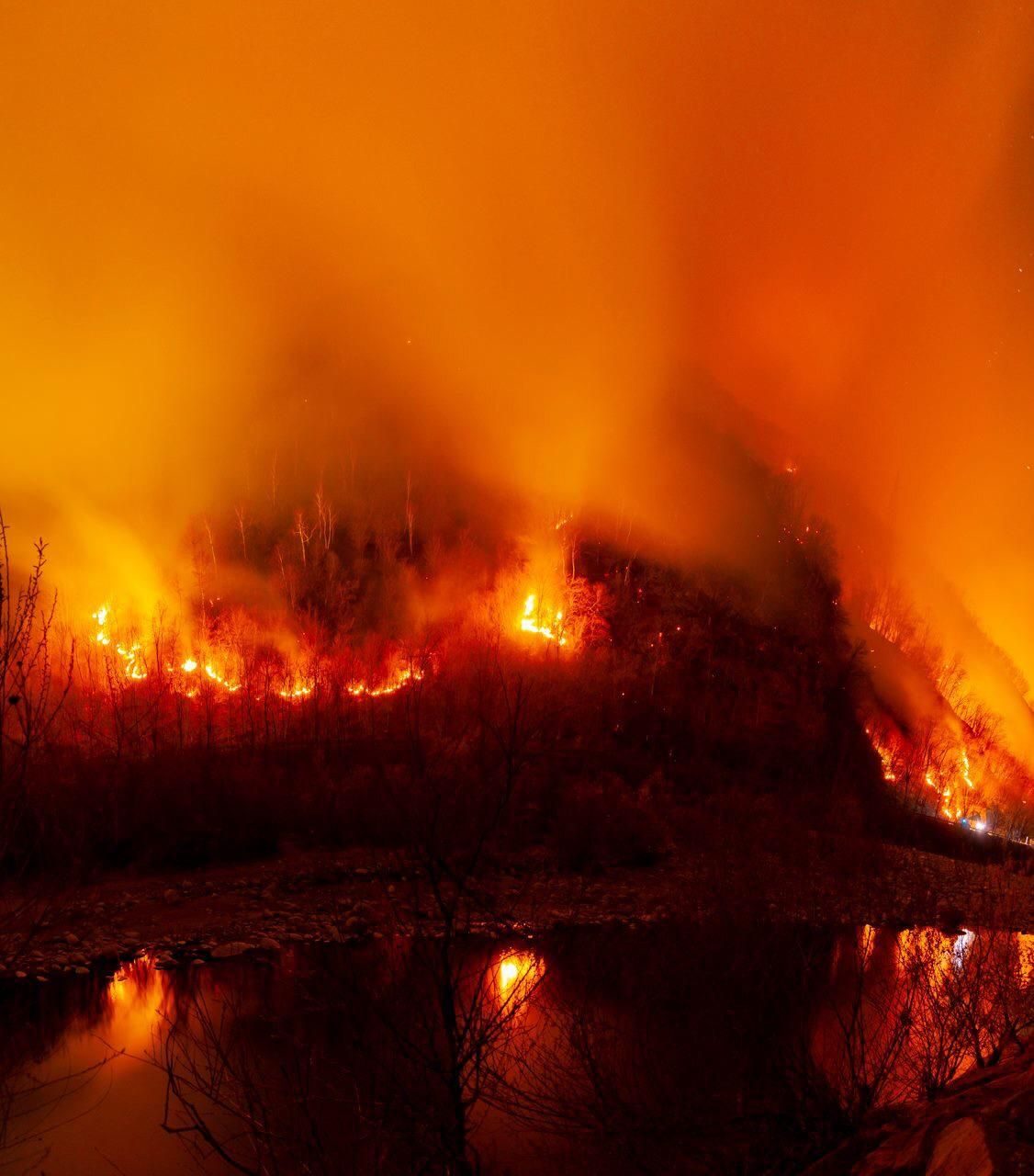 Incendio in Valsessera, a Pray popolazione invitata a non uscire di casa