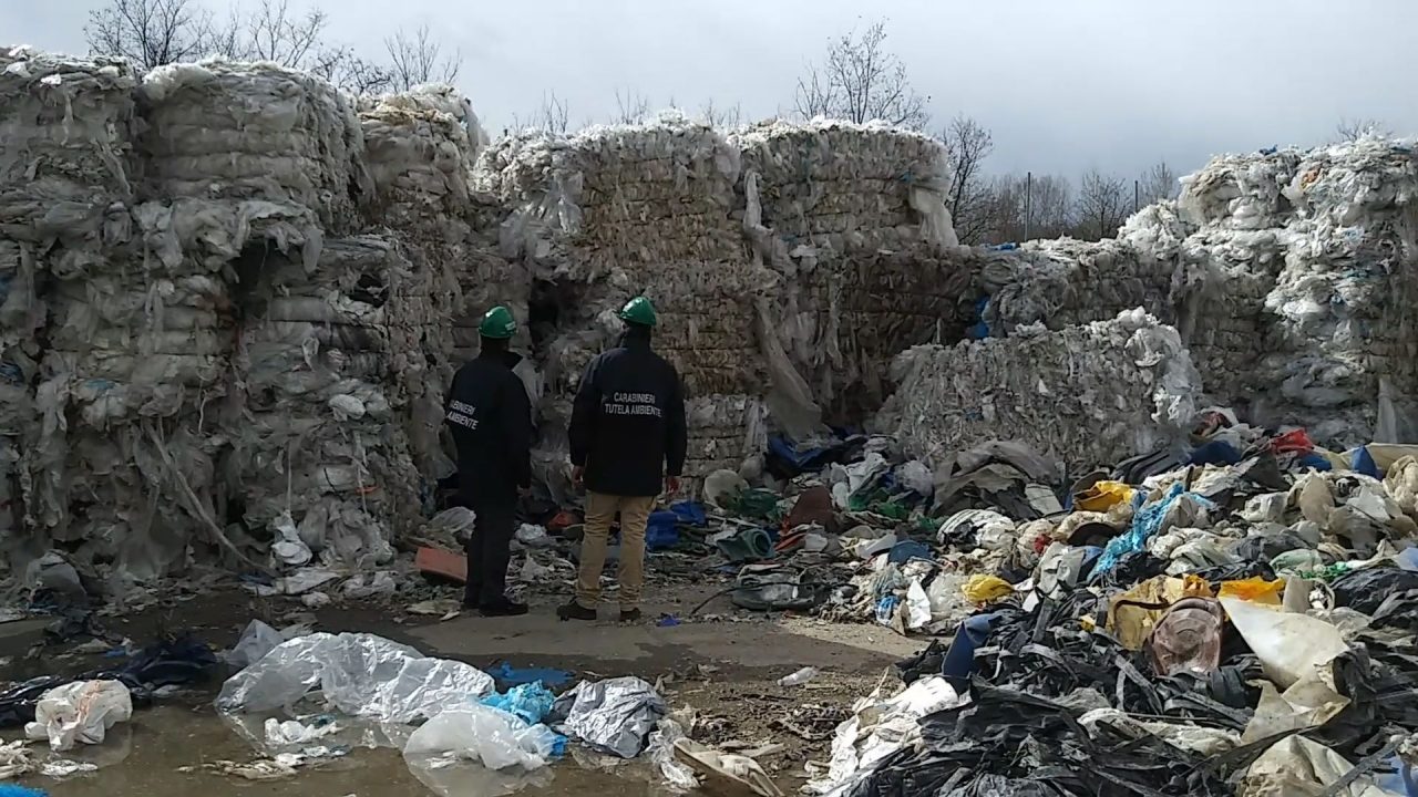 Cinquemila tonnellate di rifiuti stoccate in modo illegale