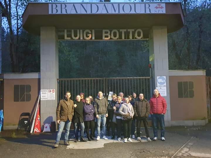 Valdilana si stringe intorno ai lavoratori in presidio della Brandamour