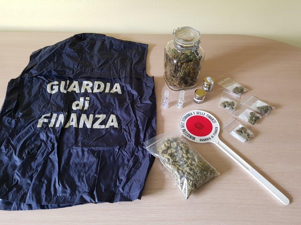 Sequestrati 3,2 chili di “cannabis light”