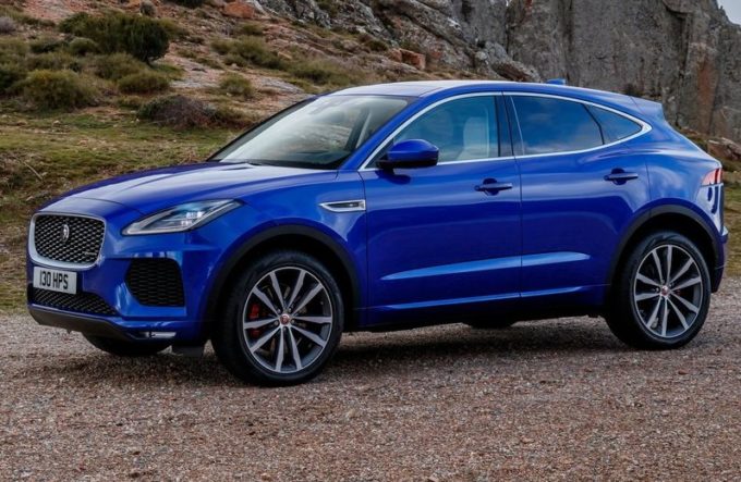 Parcheggia la Jaguar in divieto e intralcia il traffico