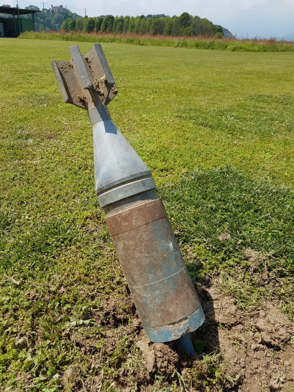 Enorme bomba nel campo di volo degli aeromodellisti