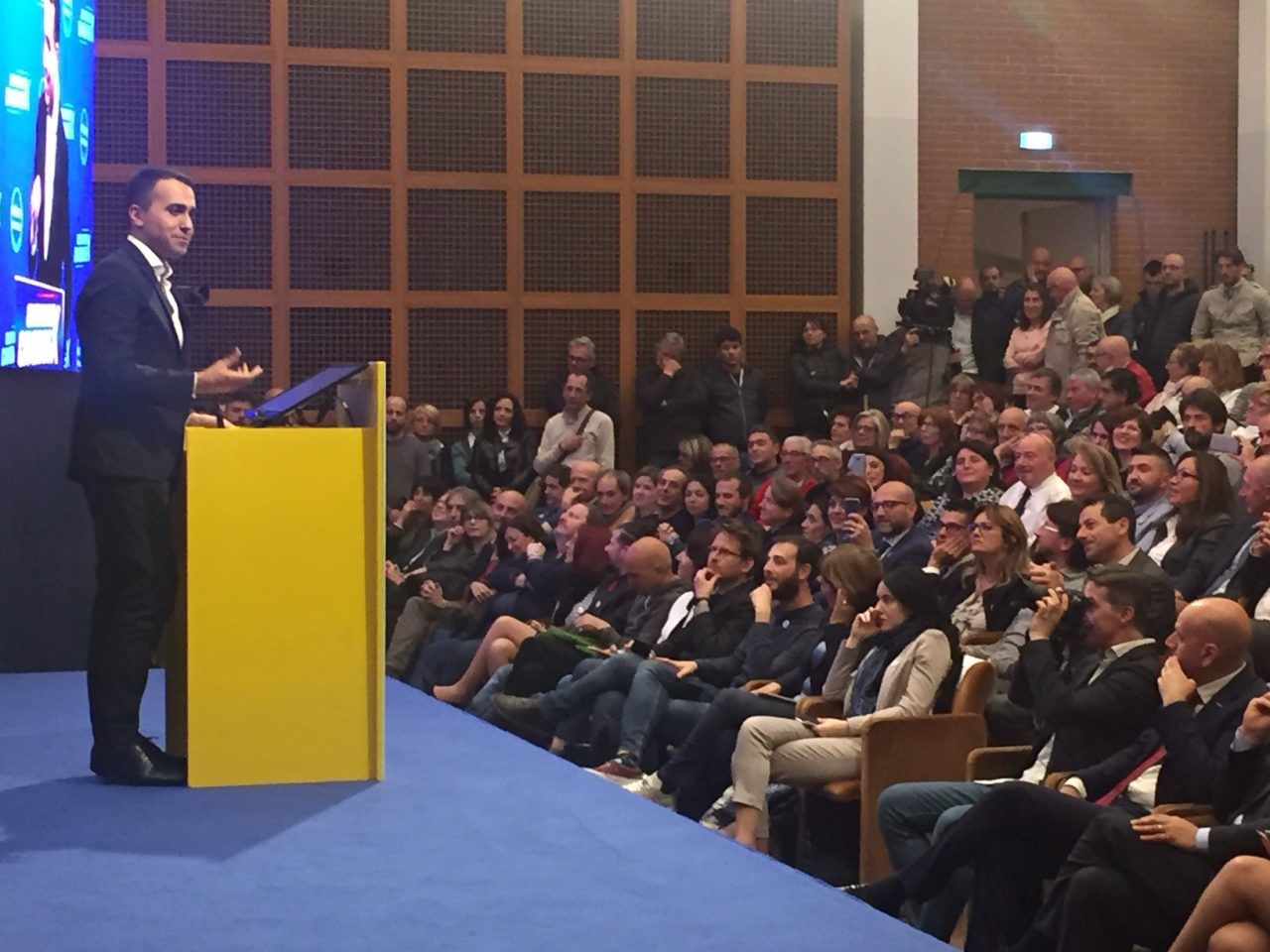 Di Maio fa il moderato e lancia ultimatum a Salvini  FOTO