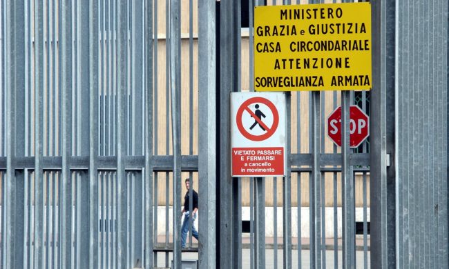 Sequestri di droga e microtelefoni nel carcere di Biella