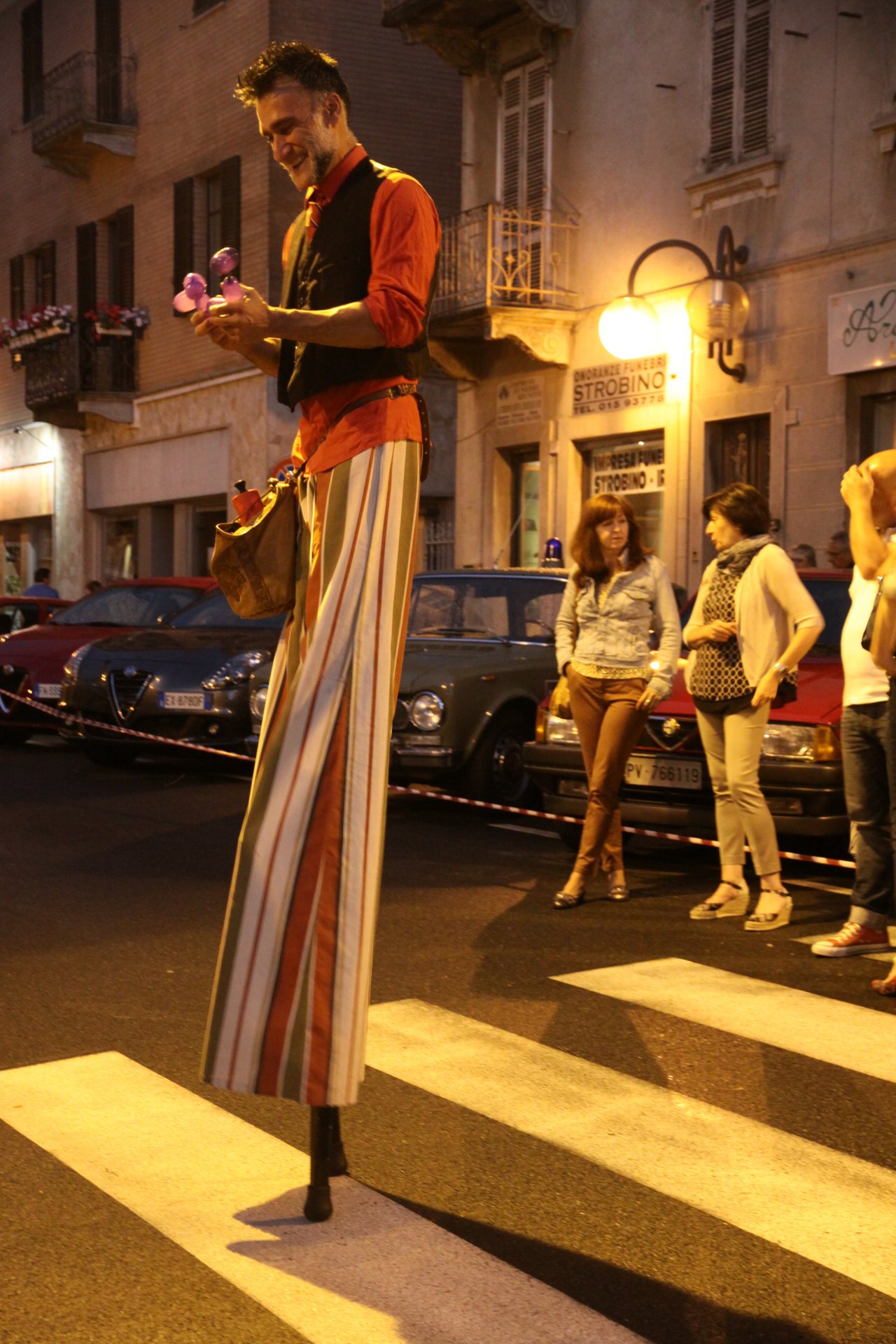 Un trampoliere in piazza Chiesa