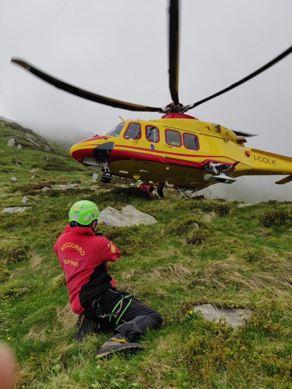 Cade per 60 metri nell’ultimo strappo per il Rifugio Coda