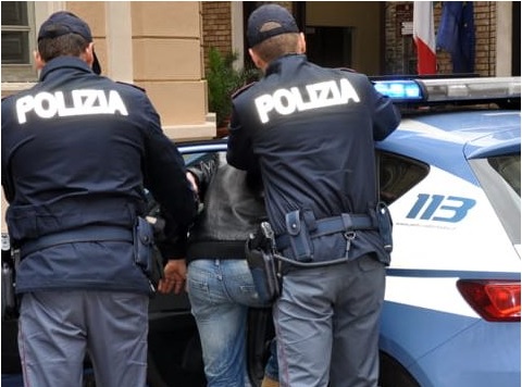 Aggredisce i poliziotti e finisce in cella