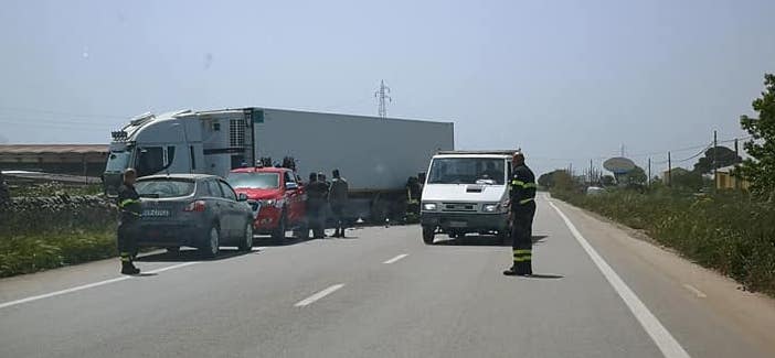Navigatore impazzito, due Tir restano incastrati tra le case