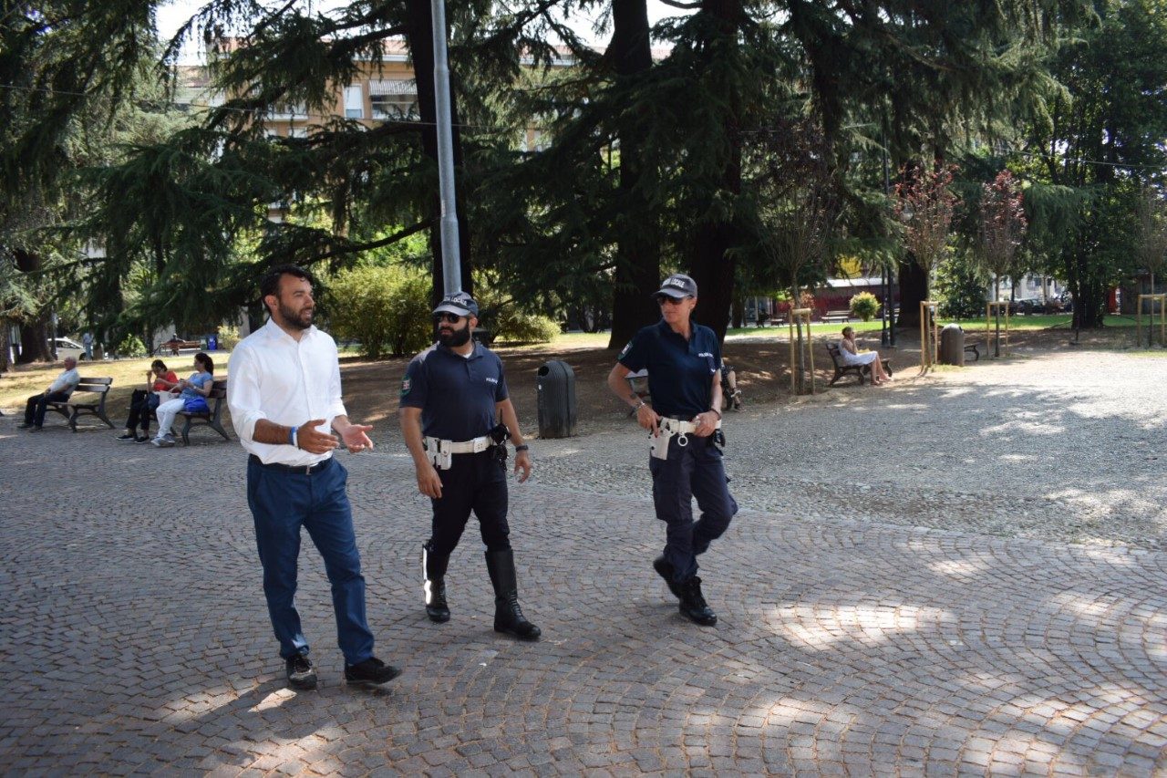Polizia locale, sopralluogo ai giardini Zumaglini e in via Italia